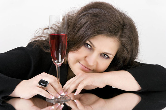 美麗的年輕女子與酒杯