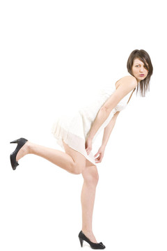 漂亮的女孩穿著白色的裙子和鞋子
