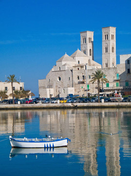 莫爾費(fèi)塔旅游港景觀。Apulia。