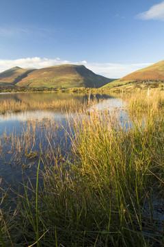 Tewet Tarn晚上光朝斯基多山和倫卡思拉；英格蘭湖區(qū)；坎布里亞郡；英國(guó)
