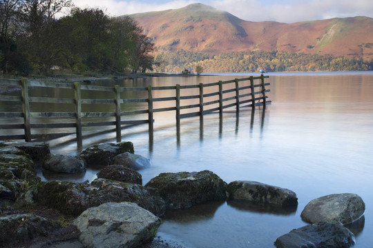 從巴羅灣德溫特水朝Catbells；凱西克；英格蘭湖區(qū)；坎布里亞郡；英國(guó)