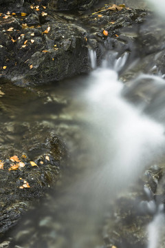 Riggindale Beck流動在秋天的巨石；Haweswater；英格蘭湖區(qū)；坎布里亞郡；英國