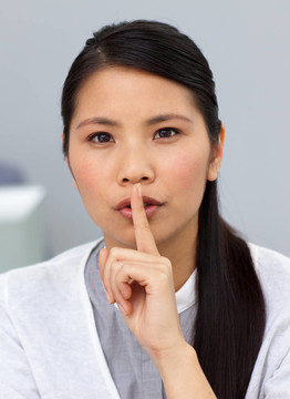 漂亮的女商人要求在辦公室沉默