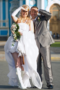 陽光燦爛的新婚夫妻