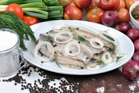 白盤子上的新鮮有機(jī)鯡魚(yú)