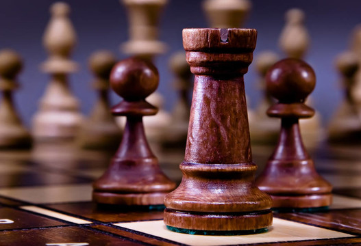 黑暗背景下的國際象棋。