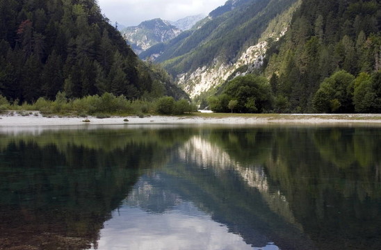 山上的湖