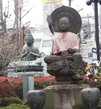 兩石佛像在東京附近的神社