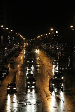 潮濕城市街道夜景