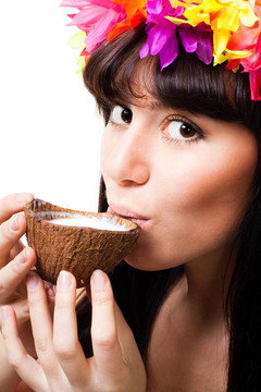 面對(duì)一個(gè)年輕女子喝椰奶