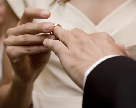 結(jié)婚戒指給他