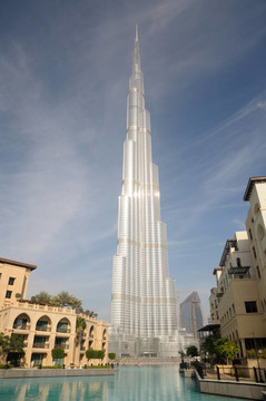 世界最高的摩天大樓在迪拜塔（Burj Khalifa）；迪拜阿聯(lián)酋