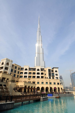 世界最高的摩天大樓在迪拜塔（Burj Khalifa）；迪拜阿聯(lián)酋
