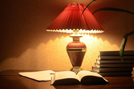 燈和書籍