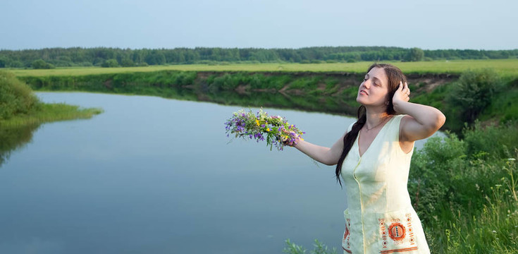 穿傳統(tǒng)衣服的女孩