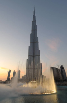 Burj Khalifa和迪拜的噴泉在黃昏。迪拜阿拉伯聯(lián)合酋長國