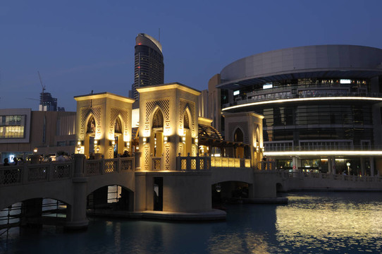 Burj Khalifa市中心，黃昏的迪拜購物中心。迪拜阿拉伯聯(lián)合酋長國