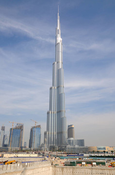 世界最高的摩天大樓在迪拜塔（Burj Khalifa）；迪拜阿聯(lián)酋