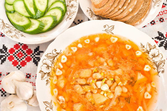 Borsch；黑面包；伏特加