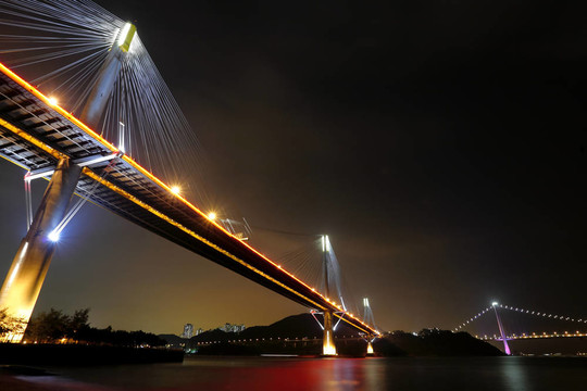 亭在晚上九橋和青馬大橋；香港