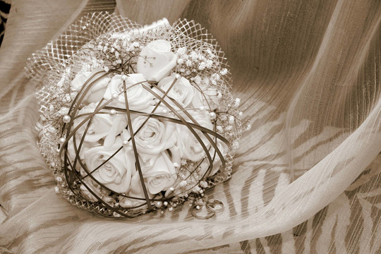 白玫瑰的两枚结婚戒指和花束