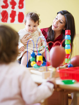 幼兒園里的兩個小女孩和女老師