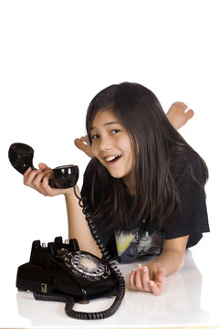 女孩拿著舊的旋轉(zhuǎn)電話(huà)