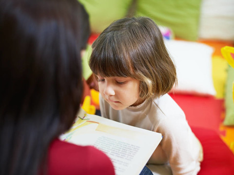 女教師讀書書給小女孩