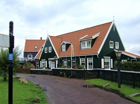 荷兰；马尔肯在一个下雨天