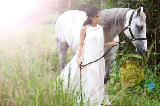 年輕女子與White Horse