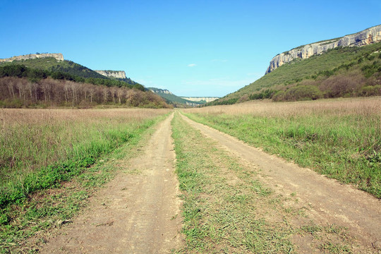 春季克里米亞山區(qū)景觀與山谷公路