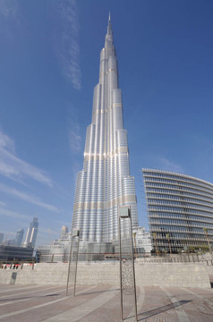 世界最高的摩天大樓在迪拜塔（Burj Khalifa）；迪拜阿聯(lián)酋