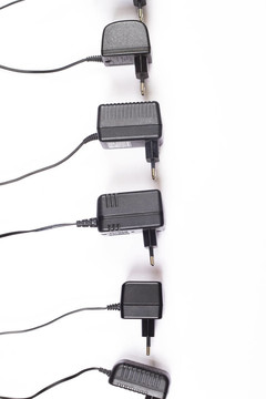 白色背景下的手機充電器