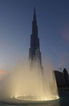 迪拜的Burj Khalifa和阿拉伯聯(lián)合酋長(zhǎng)國(guó)的噴泉；
