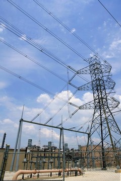 藍(lán)天上的電塔和電纜