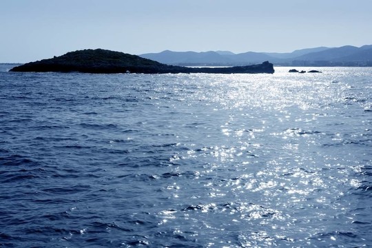 伊比薩島的藍(lán)色地中海海景