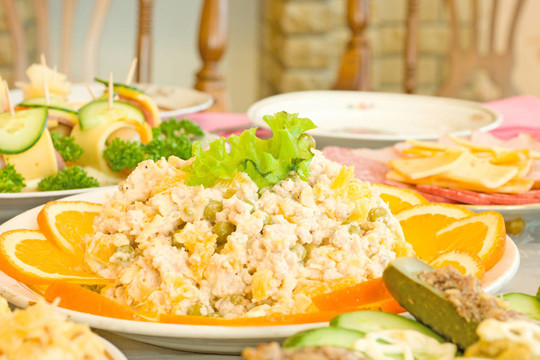 橙色片沙拉。在餐廳里的宴會(huì)