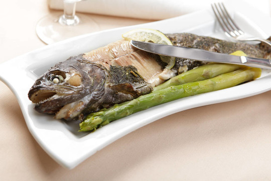 烤鱒魚(yú)配檸檬和蘆筍