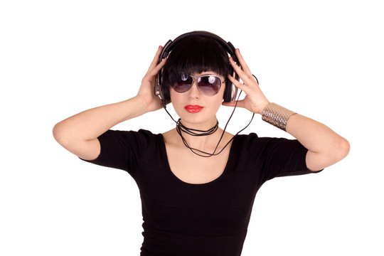 年輕的女人聽音樂(lè)