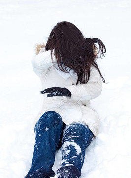 少女在雪中玩耍。