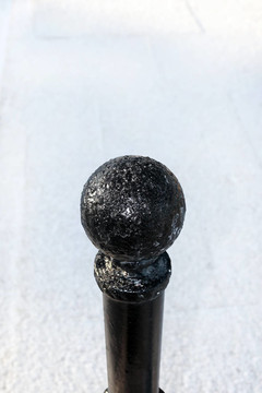 冰雪覆蓋的寒冷的街牌