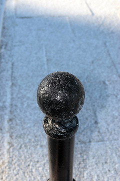 白雪覆蓋的街道牌