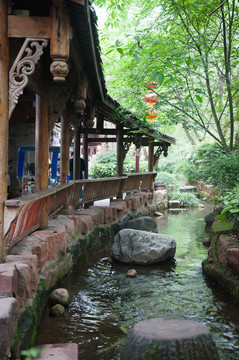 屋檐小溪