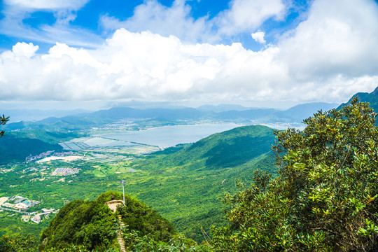 群山連綿
