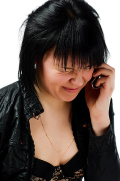 年輕女人在打電話