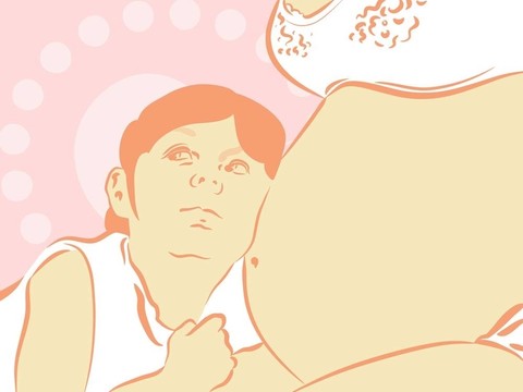 一個兒子抱著懷孕的媽媽肚子。