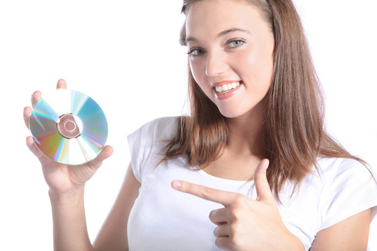 迷人的女人持有光盤