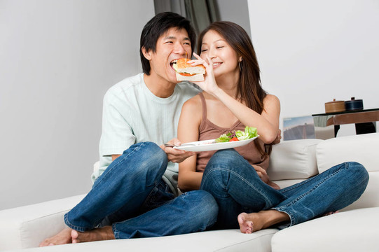夫婦一起吃飯