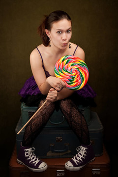 漂亮的女孩在紫色的綠色背景，Lollipop