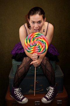 漂亮的女孩在紫色的綠色背景，Lollipop
